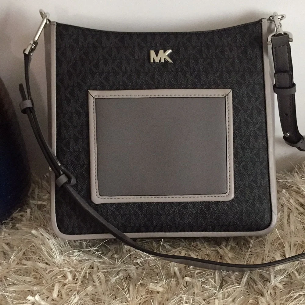 Michael Kors Gloria Pocket Swing Pack Crossbody